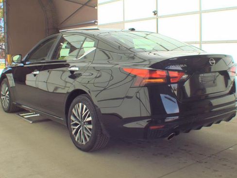 Used 2023 Nissan Altima 2.5 SV w/ SV Premium Package AWD/4WD image 5