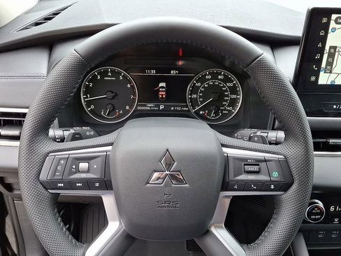 New 2025 Mitsubishi Outlander SE image 13