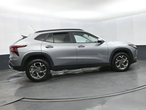 Used 2025 Chevrolet Trax LT w/ LT Convenience Package FWD image 4