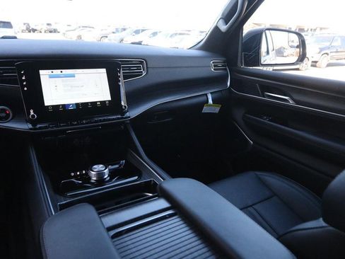 Used 2023 Jeep Wagoneer Series II w/ Flexible Seating Group image 28