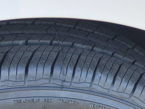 Used 2024 Chrysler Pacifica Touring-L FWD image 18