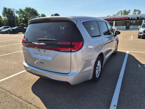 Used 2023 Chrysler Pacifica Touring-L FWD image 5