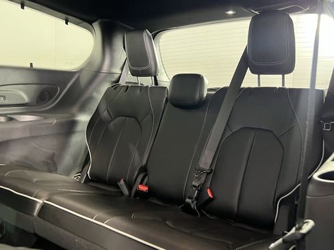 Used 2022 Chrysler Pacifica Limited w/ Uconnect Theater Family Group image 29