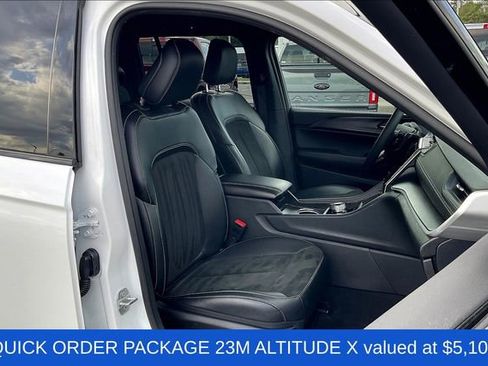 Used 2025 Jeep Grand Cherokee Altitude image 8