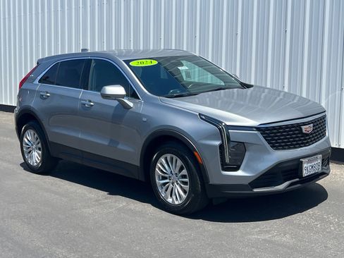 Used 2024 Cadillac XT4 Luxury w/ Cold Weather Package FWD image 8