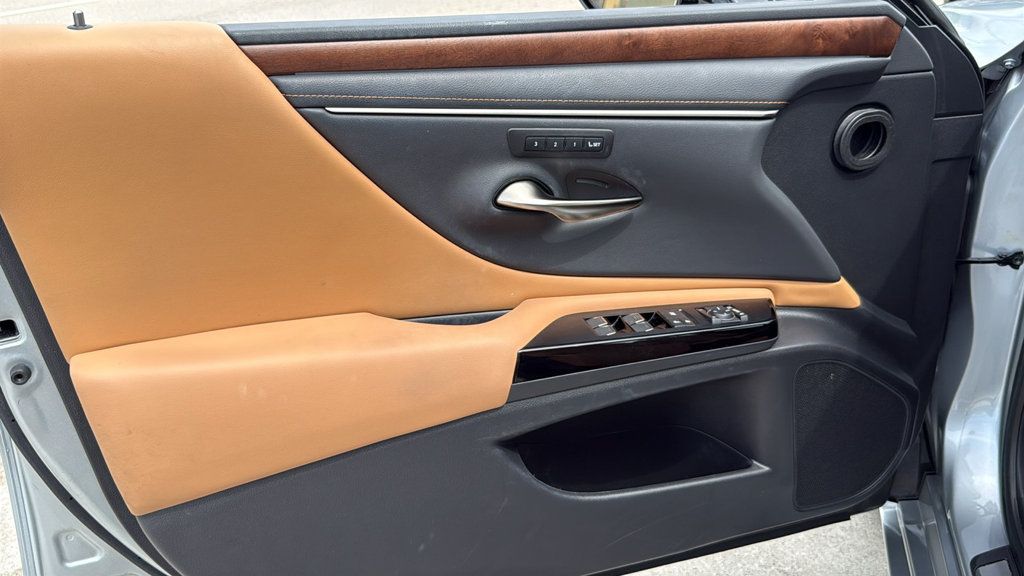 Used 2023 Lexus ES 300h w/ Premium Package FWD image 19