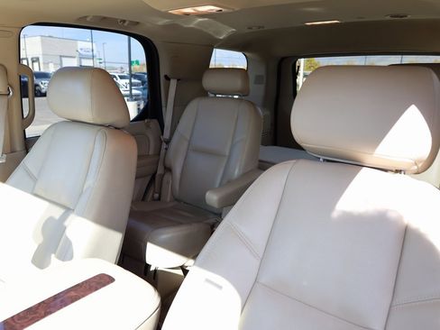 Used 2010 Cadillac Escalade Luxury image 16