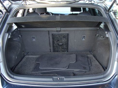 Used 2017 Volkswagen Golf S image 36