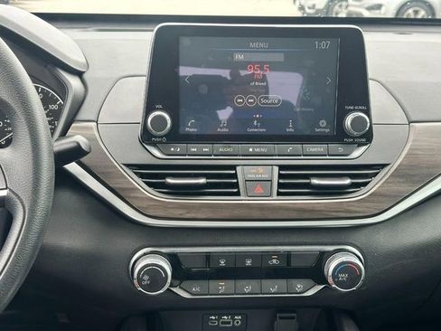 Used 2024 Nissan Altima 2.5 SV FWD image 14