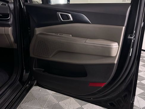 Used 2025 Kia Carnival image 33