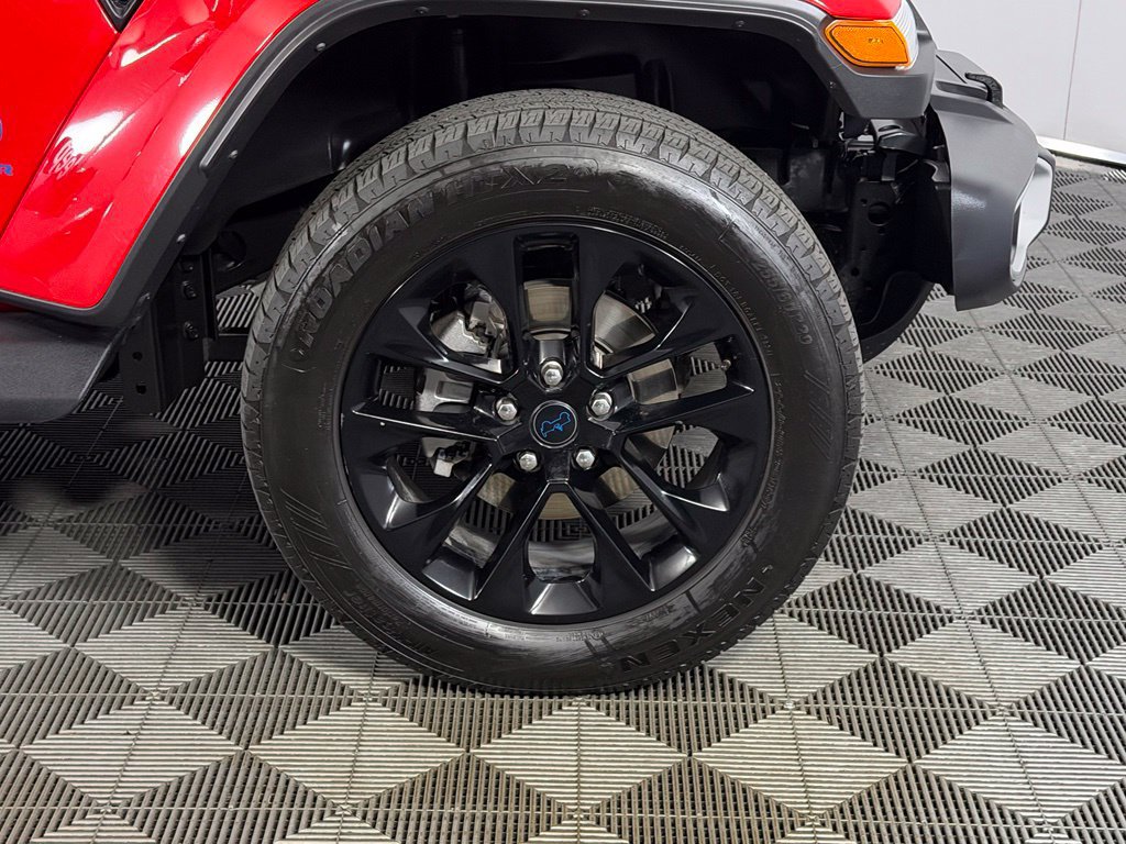 Used 2025 Jeep Wrangler Unlimited Sahara AWD/4WD image 13