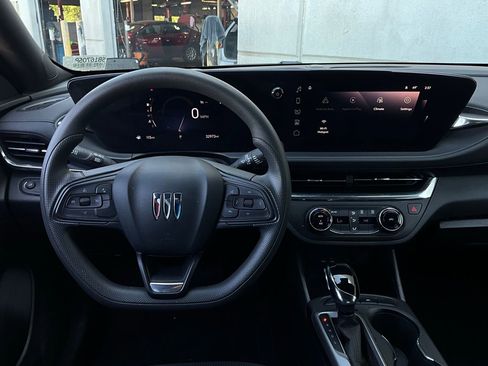 Used 2025 Buick Envista Preferred image 13