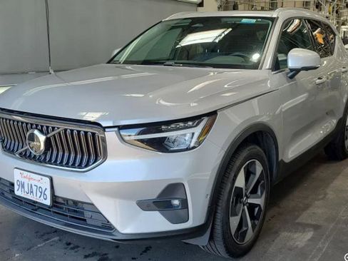 Used 2024 Volvo XC40 B5 Plus AWD/4WD image 1
