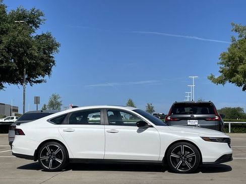 Used 2025 Honda Accord Sport image 3