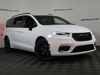 New 2026 Chrysler Pacifica Select video 2