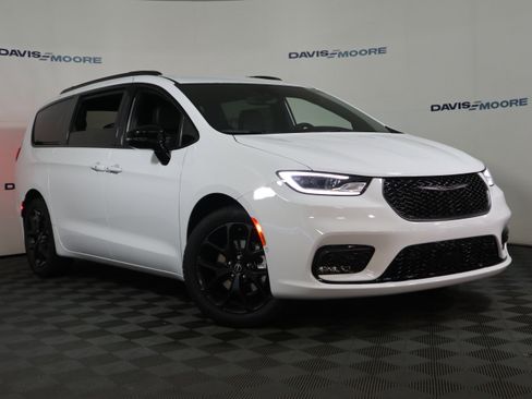 New 2026 Chrysler Pacifica Select image 2