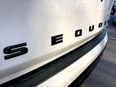 Used 2025 Toyota Sequoia Platinum image 9