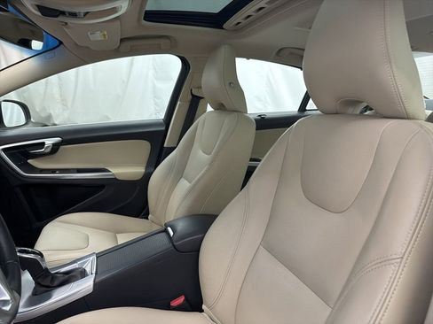 Used 2017 Volvo S60 T5 Inscription image 12