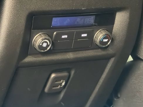 Used 2023 Chevrolet Traverse LT FWD image 23