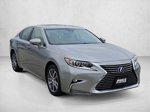 Used 2017 Lexus ES 300h w/ Luxury Package image 3