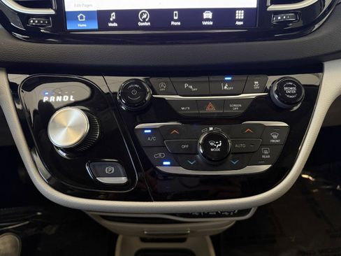 Used 2023 Chrysler Pacifica Touring-L FWD image 39