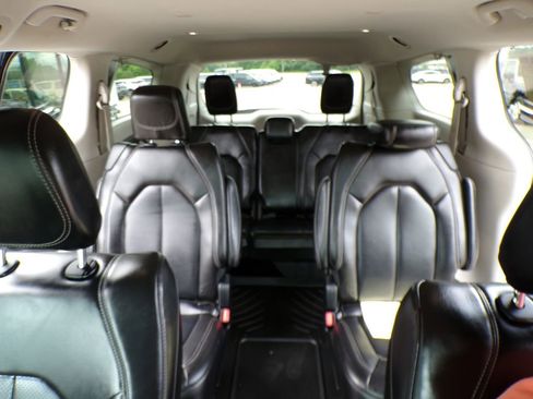 Used 2023 Chrysler Pacifica Touring-L FWD image 25
