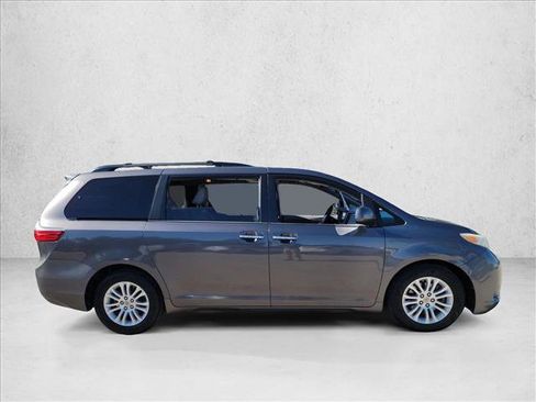 Used 2015 Toyota Sienna XLE image 4