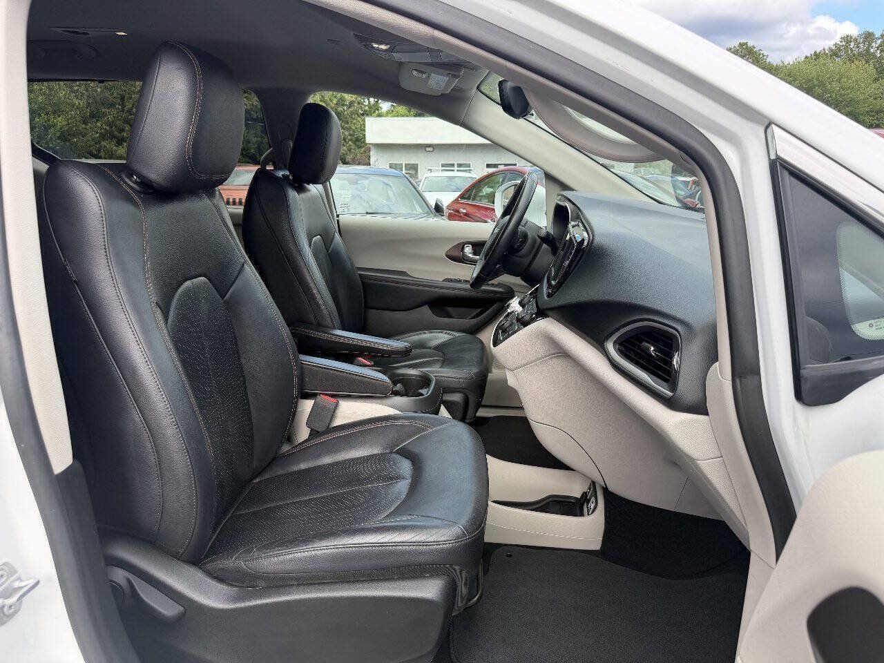 Used 2018 Chrysler Pacifica Touring-L FWD image 14