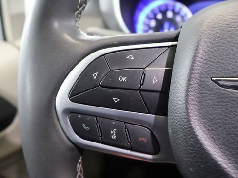 Used 2023 Chrysler Pacifica Touring-L image 17