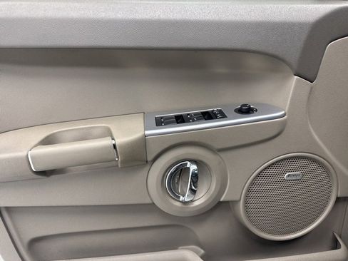 Used 2009 Jeep Commander Sport image 9