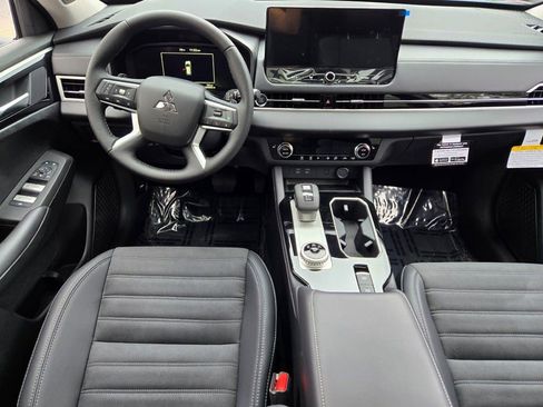 New 2025 Mitsubishi Outlander SE image 35