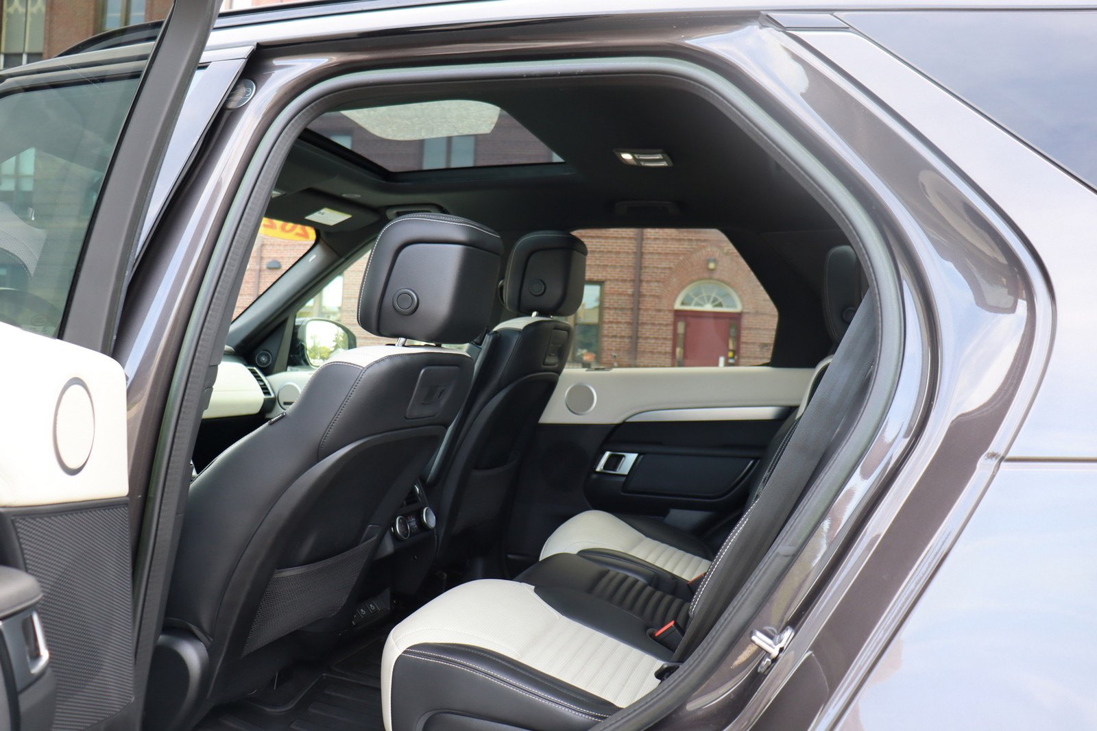 Used 2023 Land Rover Discovery S R-Dynamic AWD/4WD image 13