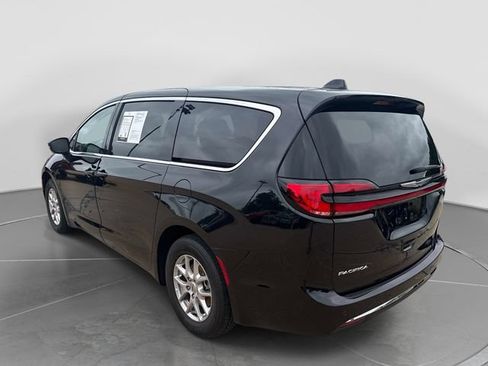 Used 2023 Chrysler Pacifica Touring-L FWD image 6