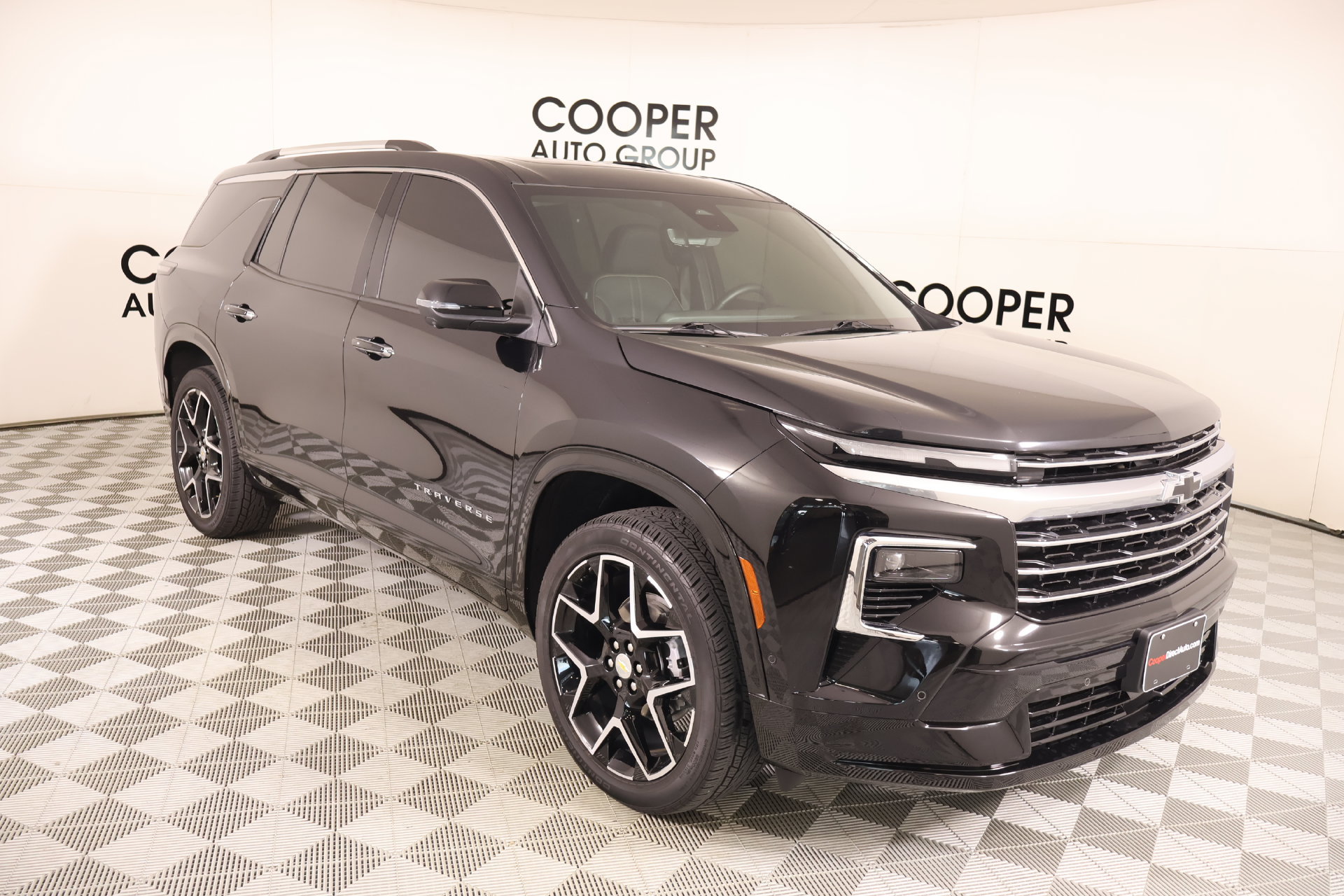 Used 2025 Chevrolet Traverse High Country FWD image 1