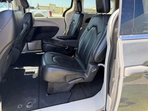 Used 2022 Chrysler Pacifica Touring-L image 16