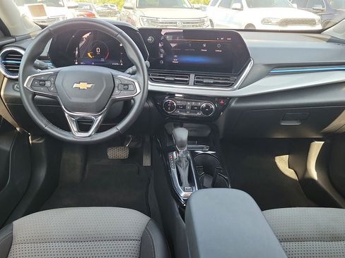 Used 2025 Chevrolet Trax LT w/ LT Convenience Package FWD image 10