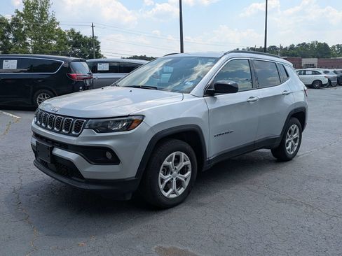 Used 2024 Jeep Compass Latitude AWD/4WD image 8