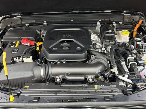 Used 2025 Jeep Wrangler Unlimited Sahara w/ Safety Group image 15