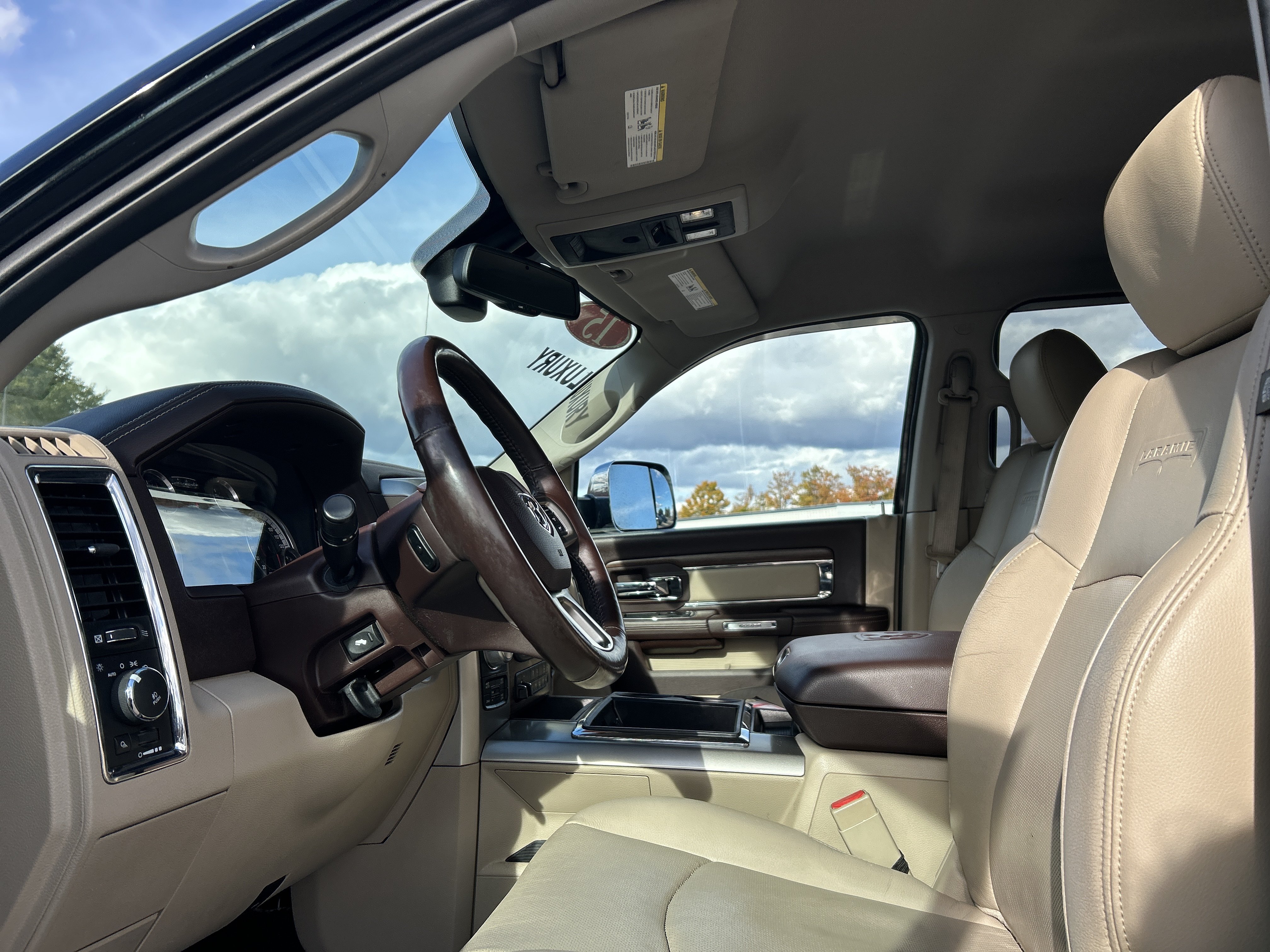 Used 2015 RAM 1500 Laramie w/ Convenience Group AWD/4WD image 11