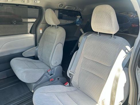 Used 2019 Toyota Sienna LE w/ Carpet Mat Package FWD image 15