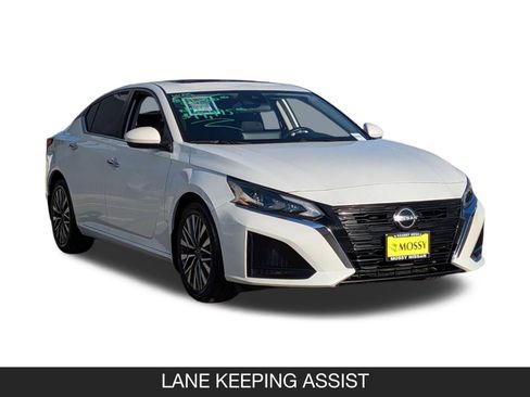 Used 2023 Nissan Altima 2.5 SV w/ SV Premium Package image 2