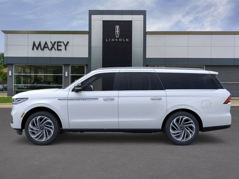 New 2026 Lincoln Navigator L Reserve AWD/4WD image 3
