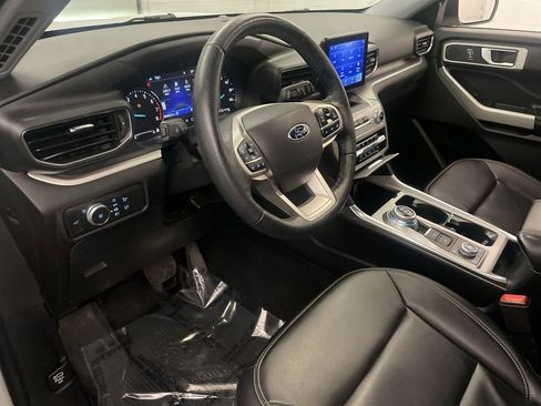 Used 2022 Ford Explorer XLT w/ Equipment Group 202A image 4