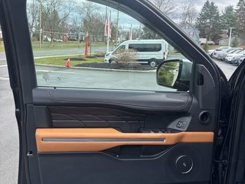 Used 2024 Ford Expedition Platinum image 16