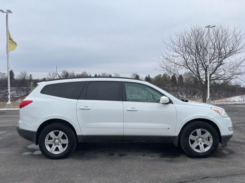 Used 2010 Chevrolet Traverse LT image 3