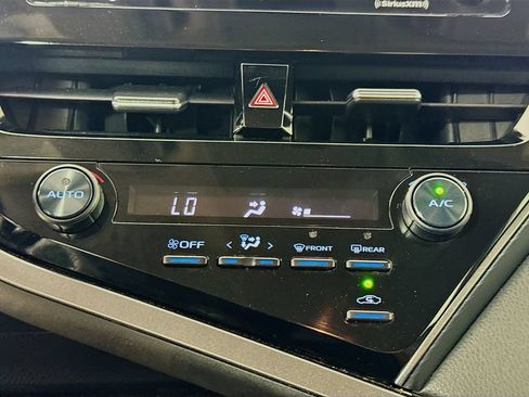 Used 2021 Toyota Camry SE FWD image 18