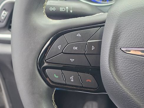 Used 2025 Chrysler Pacifica Limited AWD/4WD image 17
