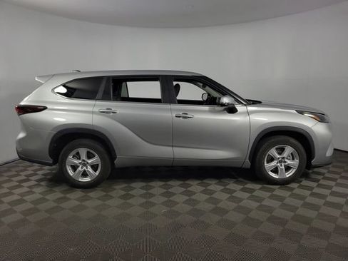 Used 2024 Toyota Highlander LE FWD image 10