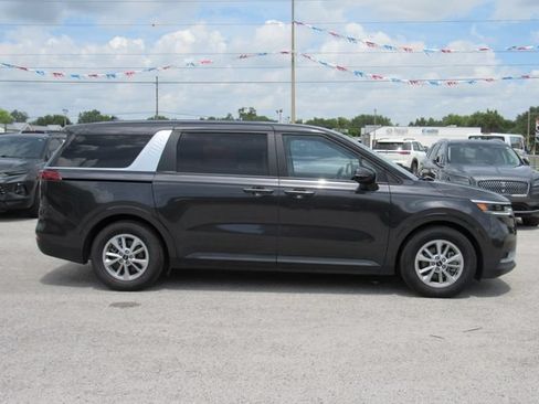 Used 2024 Kia Carnival LX FWD image 2