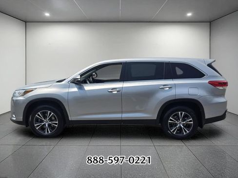 Used 2019 Toyota Highlander LE FWD image 2